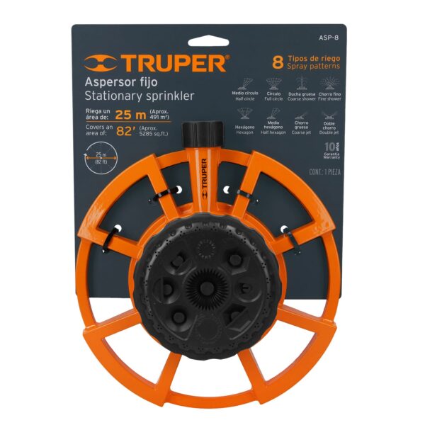 Foto del aspersor metálico de Truper con 8 funciones. El aspersor está en posición vertical, mostrando sus diferentes boquillas de rociado y el selector de funciones en la parte superior. El diseño robusto del aspersor está hecho de materiales de alta calidad, lo que garantiza una larga vida útil y un rendimiento óptimo. Esta herramienta es perfecta para mantener tu jardín en óptimas condiciones con facilidad.