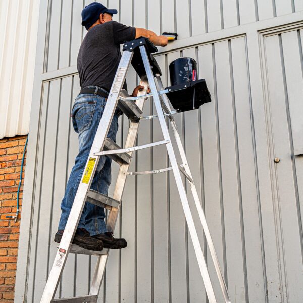 foto de un pintor sobre una escalera